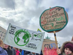 Klimademo, Schilder "Good bye fake news" und "Green libraries" 